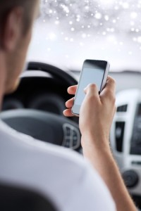 accidente de coche mandando mensajes de texto mientras conduces