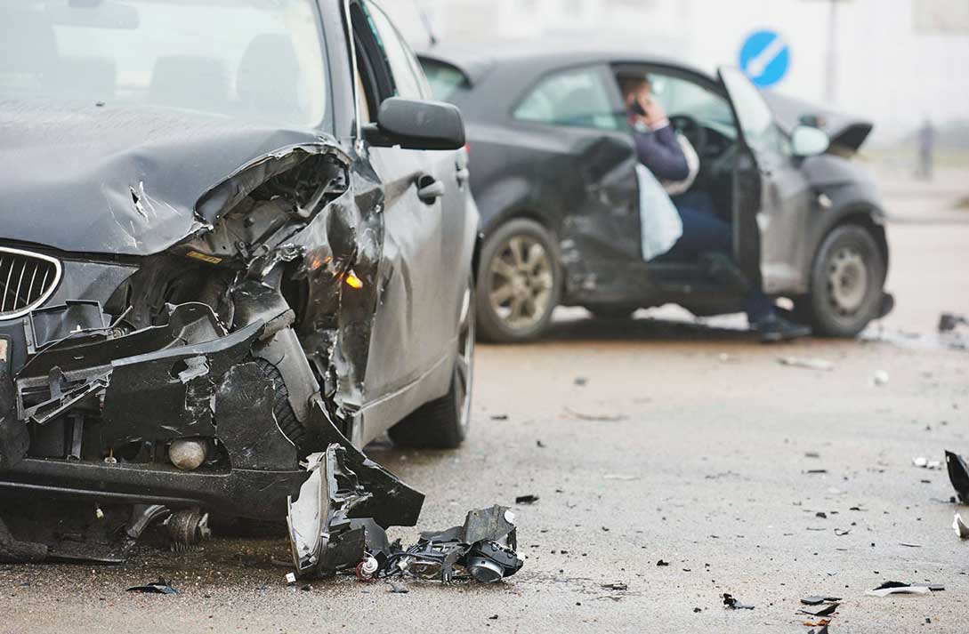 Scene of a severe car accident causing significant vehicle damage, frequently leading to brain injuries. Munley Law’s brain injury attorneys in Philadelphia, PA help victims secure fair compensation after motor vehicle accidents. For legal help, contact Munley Law at 215-515-7747.