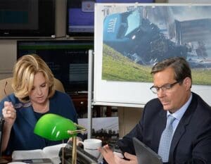 Who to Call First After a Truck Accident in Pennsylvania: A Lawyer or Your Insurance? 